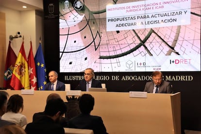 De izquierda a derecha: Jesús María Sánchez, decano del ICAB; José María Alonso, decano en funciones del ICAM; y Javier Orduña, catedrático de Derecho Civil de la Universidad de Valencia 