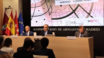 De izquierda a derecha: Jesús María Sánchez, decano del ICAB; José María Alonso, decano en funciones del ICAM; y Javier Orduña, catedrático de Derecho Civil de la Universidad de Valencia 