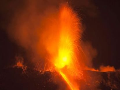 El volcán activo más alto de Europa expulsa un choro de lava visible desde las poblaciones cercanas