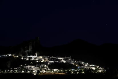 Los Pueblos Blancos son una oportunidad única para conocer el inmenso patrimonio histórico, cultural y natural del sur de España. En la imagen, vista nocturna de Zahara de la Sierra.