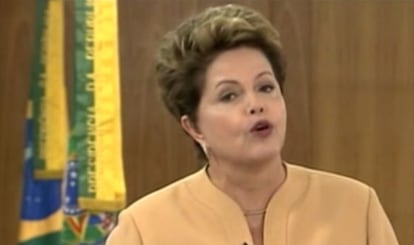 Dilma Roussef dirigi&eacute;ndose a la naci&oacute;n