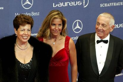 La extenista Arantxa Sánchez Vicario acompañada por sus padres en los Premios Laureus celebrados en Barcelona en 2007.