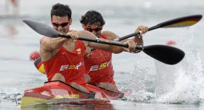 Saúl Craviotto (i) y Carlos Pérez durante su participación en la final de piragüismo de K-2 500metros.