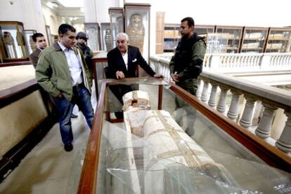 Zahi Hawass, ministro de Antigüedades (centro), junto a una de las vitrinas rotas en el asalto al museo.
