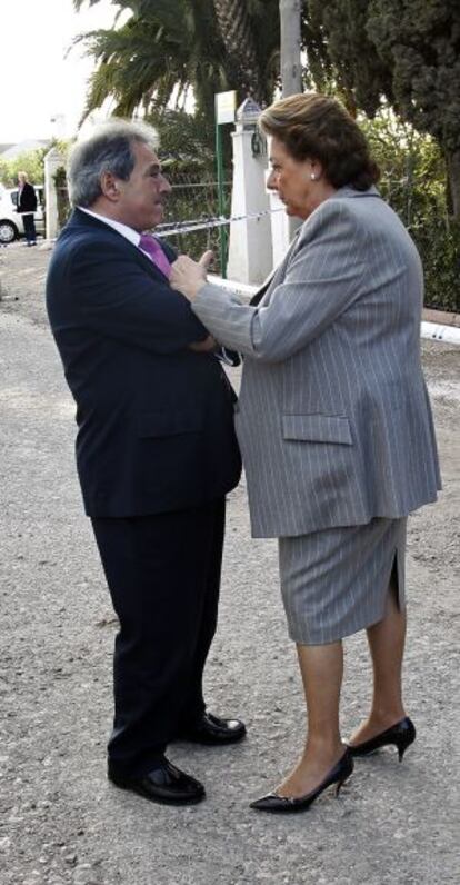 Alfonso Rus y Rita Barber&aacute; tras un acto de la precampa&ntilde;a de las elecciones municipales de 2011.