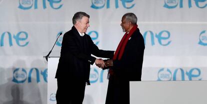 Juan Manuel Santos junto al exsecretario general de la ONU Kofi Annan. 