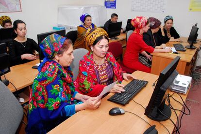 Especialistas en estadística introducen información en una base de datos en Turkmenistán. Los estadísticos deberán trabajar conjuntamente con otros profesionales de los datos, como los de ‘big data’, para promover el desarrollo sostenible