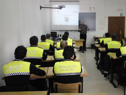 Un grupo de policías locales de Vitoria asiste a uno de los cursos sobre Inmigración e Interculturalidad en Arkaute.