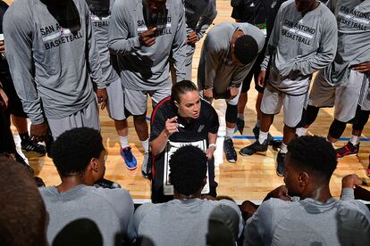 Hammon, dirigiendo a los San Antonio Spurs.