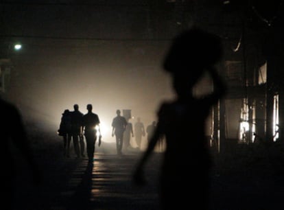 Una calle de Puerto Príncipe de noche.