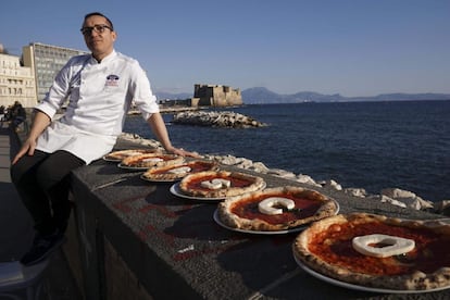 El chef italiano Gino Sorbillo muestra sus pizzas con las letras de la palabra Unesco en Nápoles, el 4 de marzo de 2016.