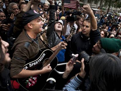 El guitarrista Tom Morello, de Rage Against the Machine, cantando 'This land is your land', de Woody Guthrie, en las calles de Wall Street.