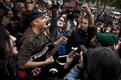 El guitarrista Tom Morello, de Rage Against the Machine, cantando 'This land is your land', de Woody Guthrie, en las calles de Wall Street.