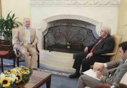 El presidente de Chipre, Demetris Christofias (d), conversa con el ministro británico de Asuntos Exteriores, William Hague, durante una reunión hoy en Nicosia (Chipre).