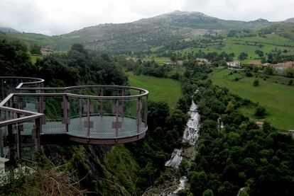 Un breve paseo desde el Centro Interpretación de La Gángara conduce hasta este aéreo mirador sobre el río Gándara, al poco de nacer en Peña Becerra. Torrente saltarín que se dirige a Ramales de la Victoria, donde se une al río Asón