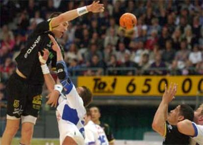 Runar Sigtryggsson (izqda), del Ciudad Real, pasa el balón sobre la defensa del Portland San Antonio.