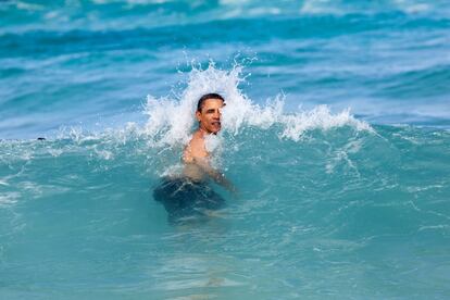 Obama se baña en la playa de Pyramid Rock en Hawai, el día de Año Nuevo de 2012.