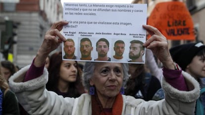 Una mujer con una pancarta en una protesta por el juicio a La Manada.