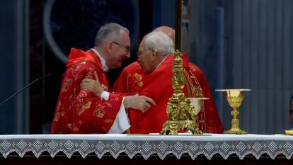 Primeras tensiones a las puertas del cónclave: el decano no cita a Francisco en la homilía y felicita a Parolin al terminar