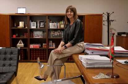 La secretaria general del PSE-EE y candidata a 'lehendakari', Idoia Mendia, después de la entrevista, en su despacho.