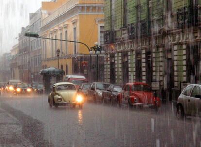 Chaparrón veraniego en el centro histórico de Puebla, México