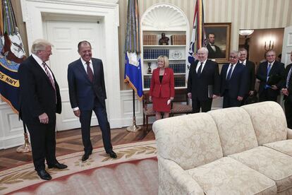 Escena de la reunión entre el presidente Trump y el ministro de exteriores ruso, Sergei Lavrov.
