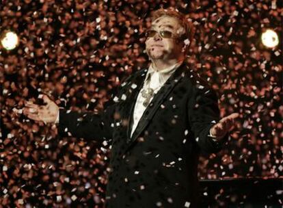 Elton John, ante una lluvia de confeti, durante el concierto de su 60 cumpleaños.