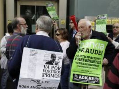 Un grupo de personas protesta a las puertas de una oficina de Bankia, en Madrid. EFE/Archivo