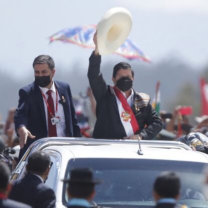 Ayacucho (Peru), 29/07/2021.- A handout photo made available by the Andean Agency, shows the newly inaugurated Peruvian president Pedro Castillo (C) as he salutes from a vehicle during a symbolic swearing-in ceremony, in the Pampa de la Quinua, in Ayucucho, Peru, 29 July 2021. The congressman of Peru Libre Guido Bellido was chosen by Pedro Castillo to lead his Government as prime minister, after the president took the oath in a ceremony in the Pampa de La Quinua, place where the Battle of Ayacucho took place, which sealed Peruvian independence. EFE/EPA/Andina Agency / Handout ONLY AVAILABLE TO ILLUSTRATE THE ACCOMPANYING NEWS (MANDATORY CREDIT) HANDOUT EDITORIAL USE ONLY/NO SALES