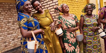 Cuatro de las artesanas que fabrican las cesta de la firma en Ruanda.