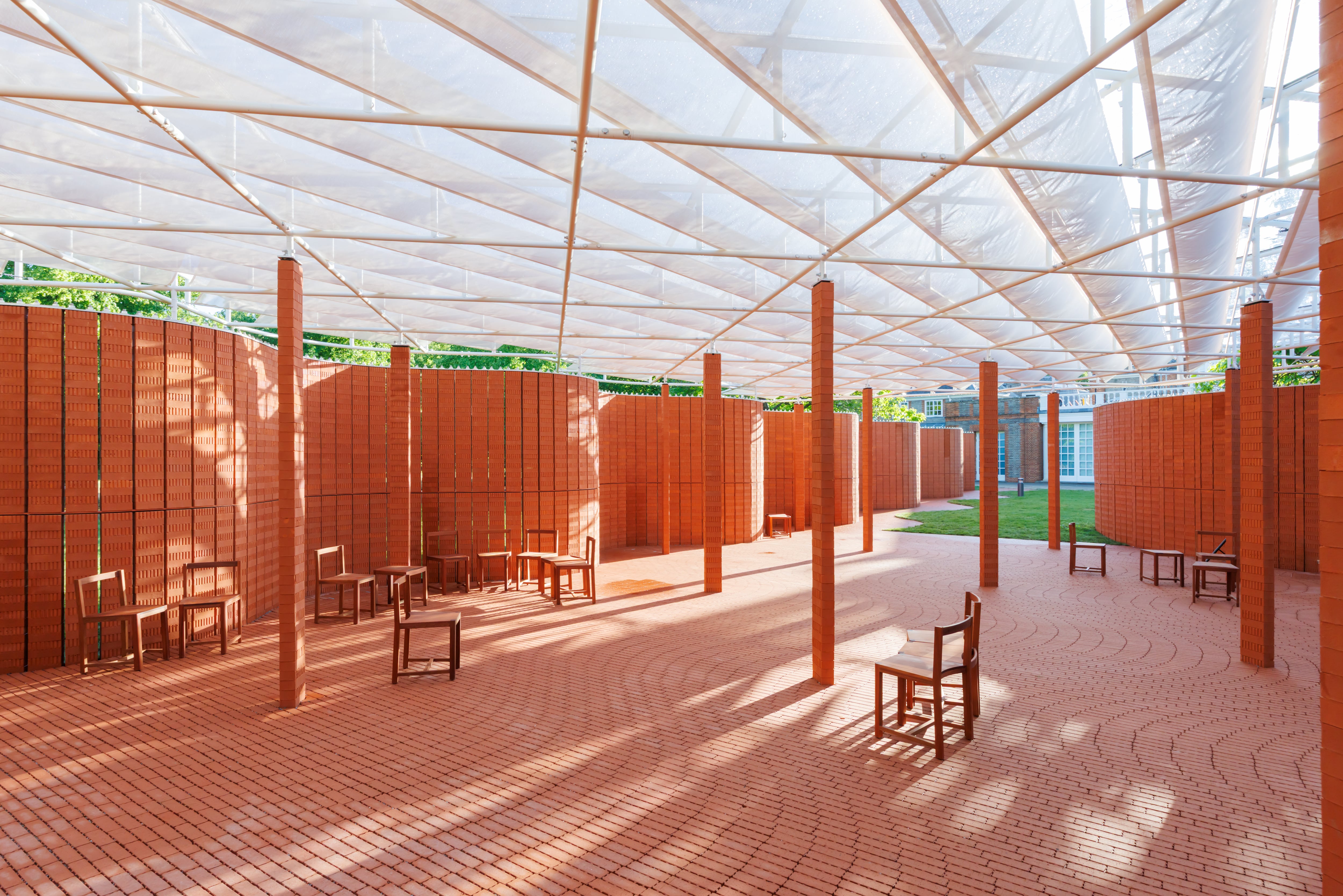 Los arquitectos han diseñado sillas y taburetes para el pabellón.