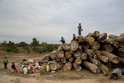 Las personas que desocuparon sus casas obedeciendo una orden del Myanmar Ministerio de Interior esperan en un depósito de madera en Mingalardon, suburbios de Yangon, Myanmar.