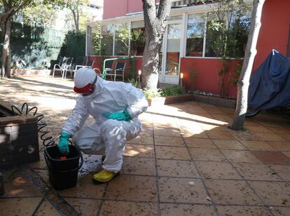 Efectivos de los bomberos del Ayuntamiento de Madrid desinfectan la Residencia de Mayores Ave María, este jueves.