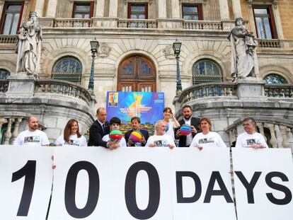 Detrás de la pancarta, junto a los voluntarios, Xabin Anuzita, concejal de Deportes en el Ayuntamiento de Bilbao, Marta Ajuria, de Comerio y Turismo, Jon Redondo, director de Juventud y Deporte en el Gobierno vasco y Gorka Estebez, director de Promoción empresarial e Innovación en la Diputación, en el acto promocional de esta mañana.