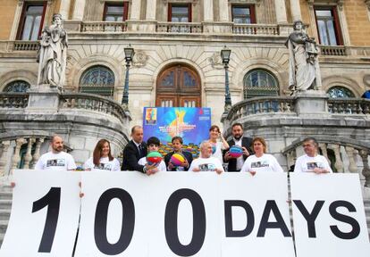 Detrás de la pancarta, junto a los voluntarios, Xabin Anuzita, concejal de Deportes en el Ayuntamiento de Bilbao, Marta Ajuria, de Comerio y Turismo, Jon Redondo, director de Juventud y Deporte en el Gobierno vasco y Gorka Estebez, director de Promoción empresarial e Innovación en la Diputación, en el acto promocional de esta mañana.