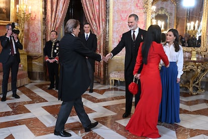 Los reyes, Felipe VI y Letizia, saludan a la embajadora de Venezuela, Gladys Gutiérrez (de rojo), durante la recepción al cuerpo diplomático el 9 de enero de 2025 en el Palacio Real.