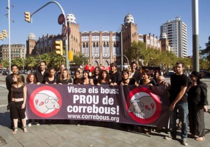 Activistas de la organización de defensa de los derechos de los animales se concentran junto a la Monumental de Barcelona esta mañana en un acto simbólico para dar su adiós definitivo a la tauromaquia en Cataluña.