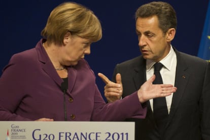 Angela Merkel y Nicolas Sarkozy intercambian opiniones en la última cumbre de Cannes.