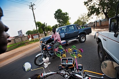 Los jóvenes más afortunados se dedican a llevar a la gente en moto por la capital,  Juba, una enorme ciudad sin  apenas transporte público.