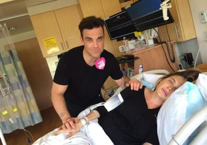 Robbie Williams, junto a su mujer, en una de las im&aacute;genes del nacimiento de su segundo hijo que comparti&oacute; en sus redes sociales.