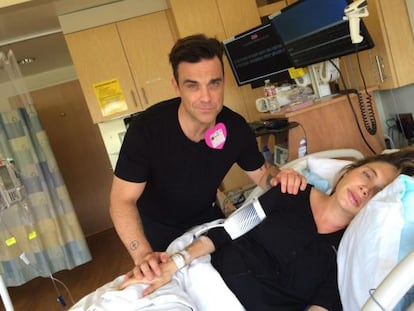 Robbie Williams, junto a su mujer, en una de las im&aacute;genes del nacimiento de su segundo hijo que comparti&oacute; en sus redes sociales.