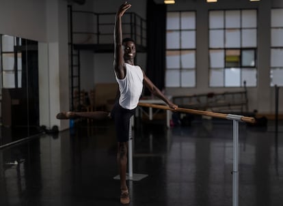 Abu Rutayisire, primer bailarín negro del Ballet de Barcelona, en el Centro de Danza Tradicional Catalana, en Rubí.