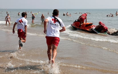 Miembros de Cruz Roja durante el ejercicio de salvamento en València en 2018.