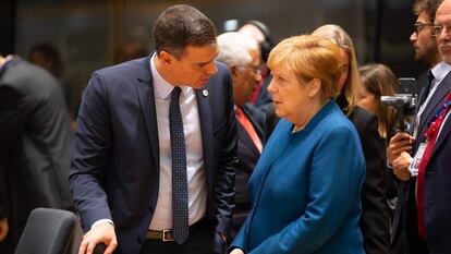 O primeiro-ministro espanhol, Pedro Sánchez, fala com a chanceler alemã, Angela Merkel, na reunião de líderes da UE de outubro.