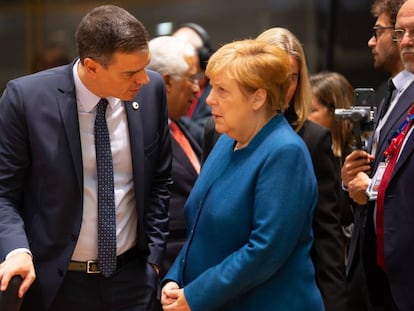 O primeiro-ministro espanhol, Pedro Sánchez, fala com a chanceler alemã, Angela Merkel, na reunião de líderes da UE de outubro.