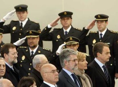 Zapatero (en primera fila, a la derecha) y Mariano Rajoy (detrás, a la izquierda), en el homenaje.