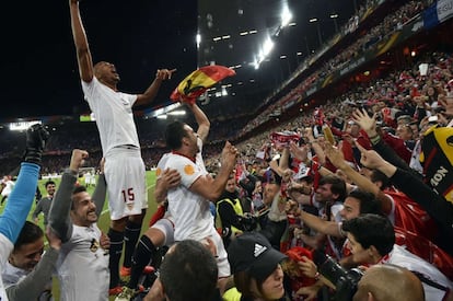 Los jugadores del Sevilla celebran su victoria de 3-1 frente a sus seguidores después de la Final de la Liga de Europa.