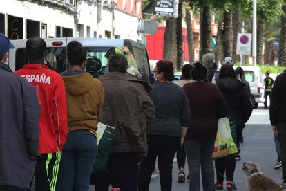 Cola de personas que acuden al comedor social de Carrús, en Elche, a por una ración de comida.