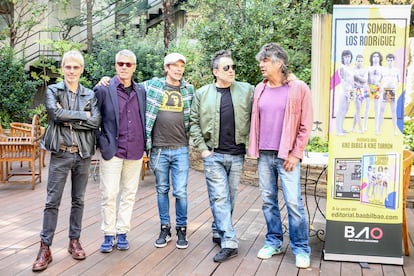 Ariel Rot, Germán Vilella, Kike Turrón, Andrés Calamaro y Kike Babas en la presentación de ‘Sol y sombra. Los Rodríguez’ el pasado 5 de octubre en Madrid.