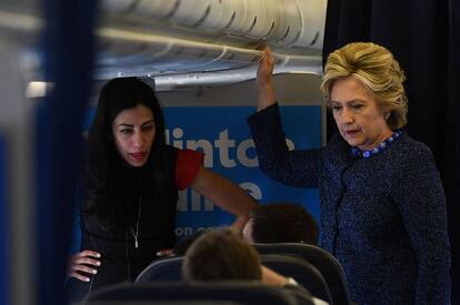 Huma Abedin y Hillary Clinton, este viernes en el avión de campaña